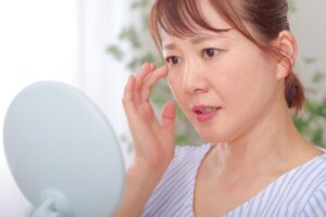 目元にたるみができる原因とは？改善方法やおすすめのマシンも解説