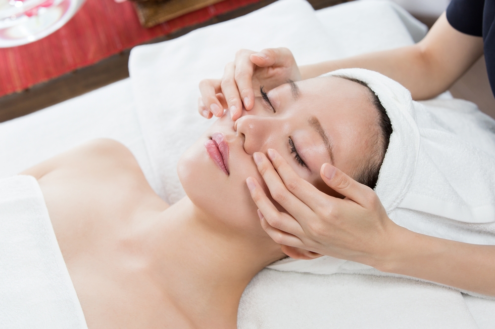 目元のたるみを改善する方法