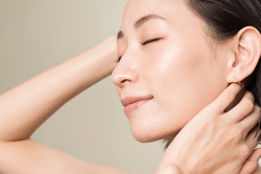 適切なケアで若々しくハリのある目元へ