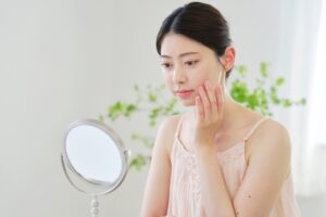 肌のくすみを改善する方法とは？原因やおすすめのマシンも解説